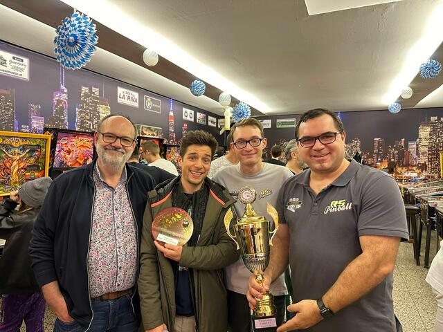 Sieger Liga im Ligafinale 2023 - Flipperliga FlippArena Vöcklabruck
v.l.n.r. Peter Kroiss, Abe Flips, Markus Ramsner, Stefan Riedler | Foto: Vöcklabrucker FlipperSportVerein - FlippArena