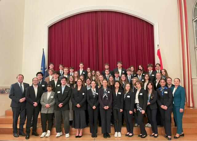 Schülerinnen und Schüler des Gym. Maria Regina und des BG/BRG Neunkirchen mit Martina Schwarz, Benedikt Weingartner und Andreas Schuster.  | Foto: Gym. Maria Regina