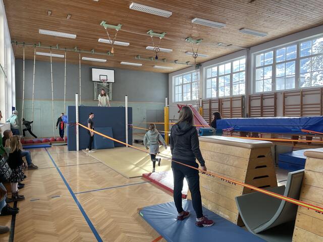 Im Turnsaal konnten die Schülerinnen und Schüler den Sportschwerpunkt interaktiv beim Parcours ausprobieren. | Foto: Siegele