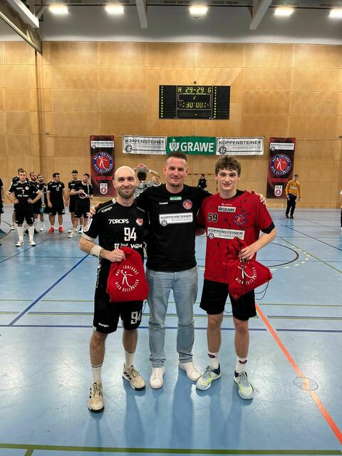 Klare Entscheidung bei der Wahl der Men of the match: WAT Fünfhaus-Obmann Florian Bohata (Mitte) nahm nach dem Wiener Derby die Ehrung von Atzgersdorf-Spieler Alen Bajgoric (li.) und Fünfhaus-Youngster John Baxter (re.) vor.  | Foto: Foto: WAT Fünfhaus/Mario Sauschlager