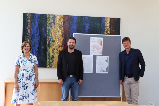 Waren über viele Jahre hinweg ein gutes Team: Die organisatorische Leiterin Birgit Hofer-Norz (li.) und der künstlerische Leiter Karl-Heinz Schütz (re.). Im Bild mit Kulturstadtrat Peter Vöhl (mi.) | Foto: Siegele (Archivbild)