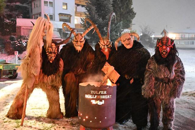 Die Tulfer Höllenbruat und viele andere Gastgruppen begeisterten das Publikum mit einer beeindruckenden Show. | Foto: privat