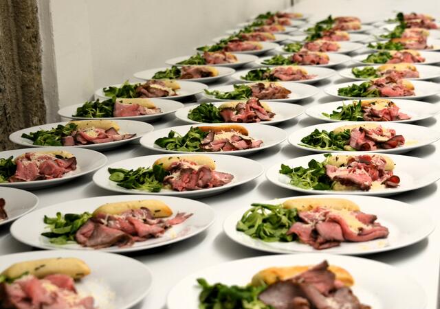 Roastbeef mit Vogerlsalat und Artischockencreme und Rosmarinciabatta als Vorspeise. | Foto: WAFO