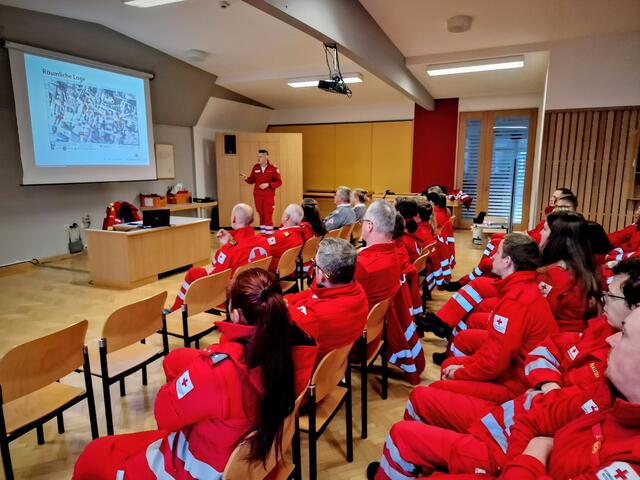 Roman Wonisch und Marcel Hausegger instruierten die Rot Kreuz-Mitarbeiter. | Foto: W. Luttenberger/Rotes Kreuz