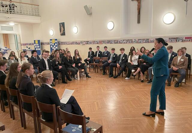 Mag. Martina Schwarz begrüßt die Schülerinnen und Schüler | Foto: Gym. Maria Regina