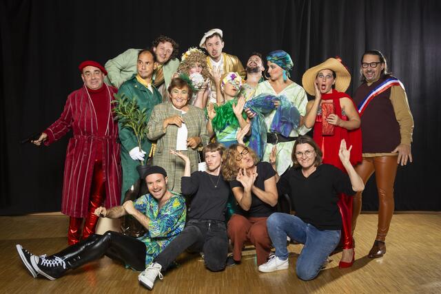Kreatives Feuerwerk mit burlesken Ideen und schillernden Kostümen im Theater Rum (FoRum) mit “Pferd frisst Hut” | Foto: Theater Rum