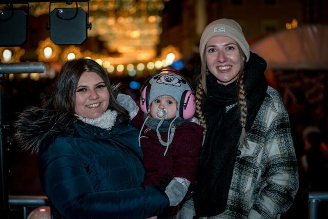 Julia und Stefanie mit dem jüngsten Krampusfan Helena (1) aus Viktring.