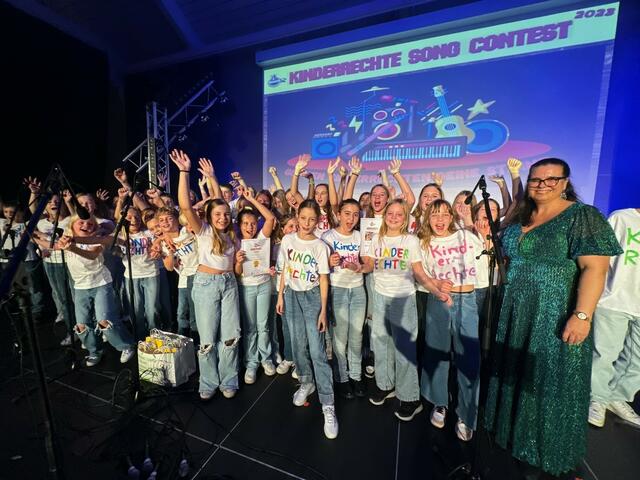 Platz 1: Denise Schiffrer-Barac gratuliert den Schülerinnen und Schülern der MMS Gratwein.  | Foto: Land Steiermark