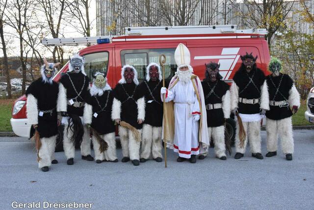 Der Nikolo mit seine Krampusse | Foto: Gerald Dreisiebner