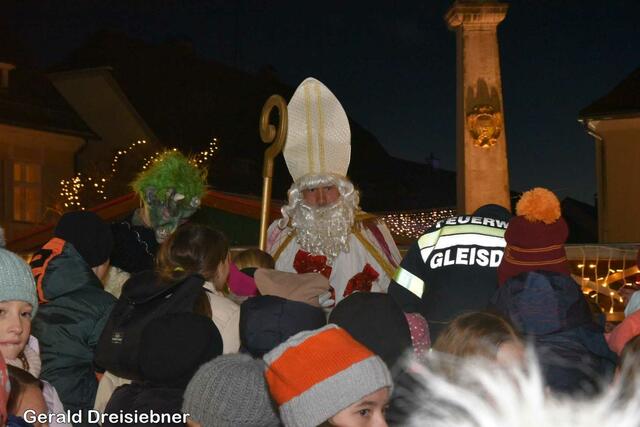 Der Nikolo verteilte hunderte Nikolosackerl an die Kinder. | Foto: Gerald Dreisiebner