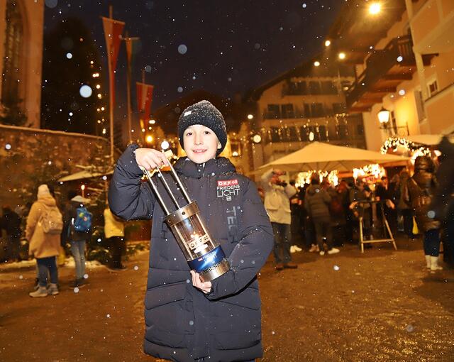 Michael Putz – Pfadfinder, Jungfeuerwehrmann und Ministrant – brachte das Friedenslicht aus Bethlehem an den Wolfgangsee. | Foto: Hörmandinger