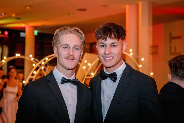 Maturant Paul und Fabian schwangen eifrig das Tanzbein.