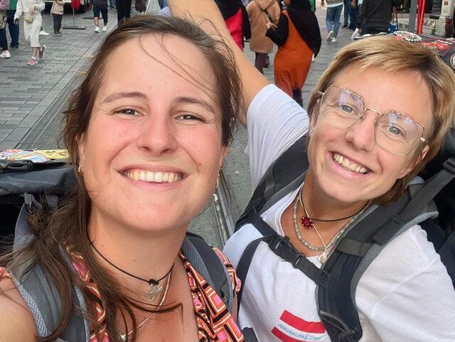 Liebe Grüße an Alle die mit Charlène und Estelle auf ihrer Pilgerreise dabei waren!

 | Foto: Charlène und Estelle