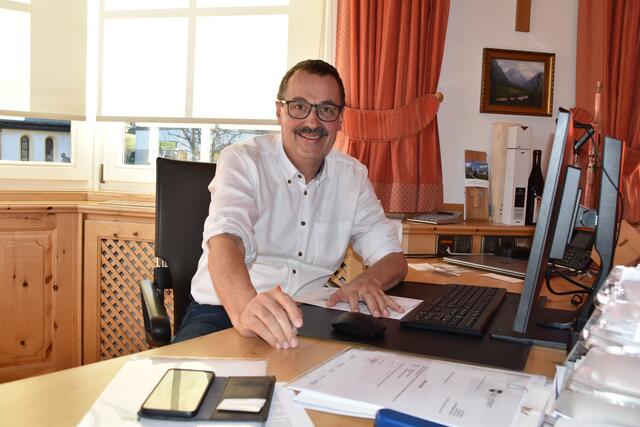 Bgm. Andreas Gleirscher wird oft gefragt, ob er es wieder tun würde. Seine Antwort: "Wäre kein Hochwasser gewesen, würde ich besser schlafen." | Foto: Kainz