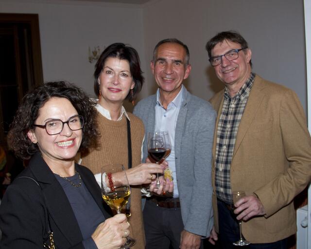 Thomas Zalka und Gunter Drexler verkosteten mit ihren Gattinen die erlesenen Dorner-Weine vom Eisenberg. | Foto: Peter Seper