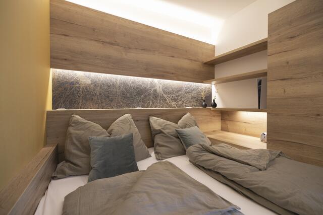 ... sowie eine komfortable Schlafnische mit Ausziehschrank | Foto: Robert Brünner