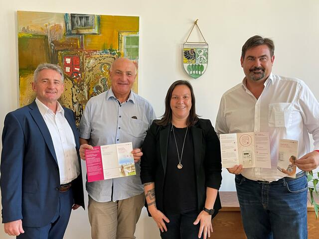 Bürgermeister Stefan Steinbichler und Vizebürgermeister Viktor Weinzinger präsentieren die neuen Optionen der "Wiener Netze". | Foto: Stadtgemeinde Purkersdorf