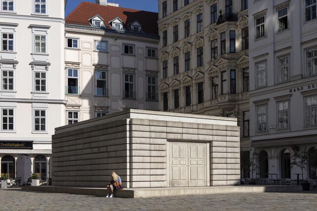 Das Mahnmal steht am Judenplatz im ersten Bezirk und erinnert an die 65.000 ermordeten österreichischen jüdischen Opfer der Schoah.  | Foto: Theresa Wey / AP / picturedesk.com