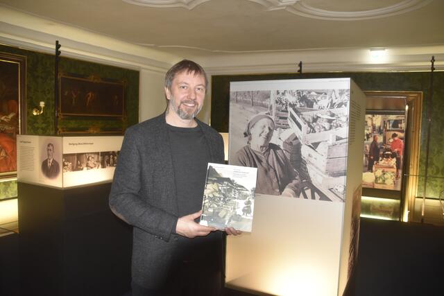 Florian Knopp, Leiter des Keltenmuseums, mit dem Buch von Helga Springer "Halleiner Originale". | Foto: Thomas Fuchs