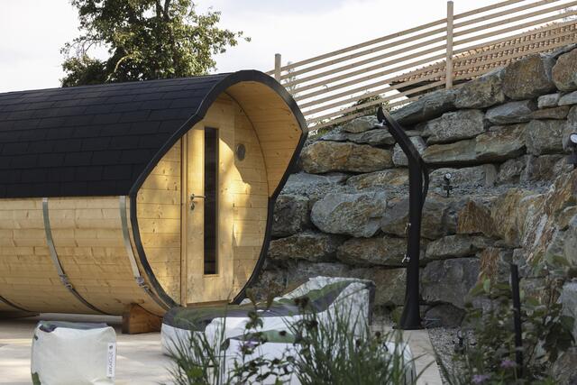 Erholung pur in einer handgefertigten Fass-Sauna ... | Foto: Robert Brünner