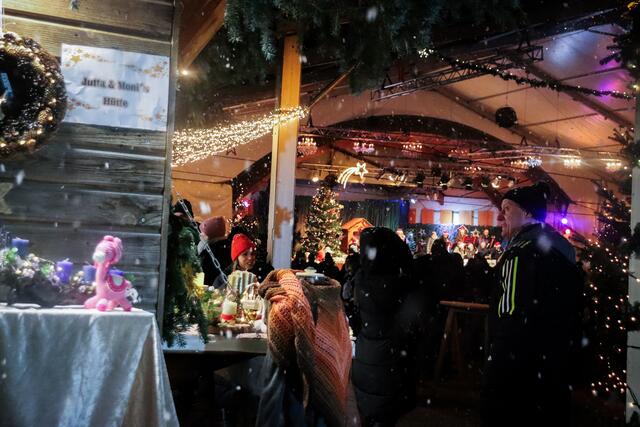 Das Christbaumdorf in Bad Sauerbrunn bleibt noch geöffnet und bietet eine ideale Gelegenheit, in vorweihnachtlicher Stimmung Geschenke zu erstehen und die einzigartige Atmosphäre zu genießen. | Foto: Alejandra Ortiz