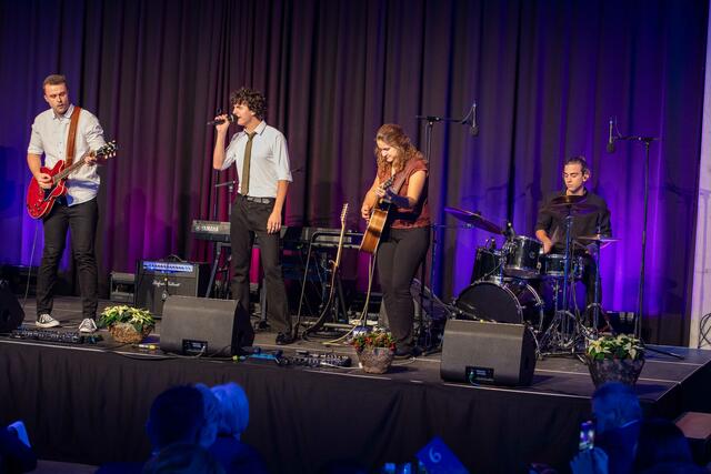 U. a. spielte der Halbturner Sänger Benjamin Gedeon mit seiner Band bei der Gala in Andau. | Foto: LMS / Hafner