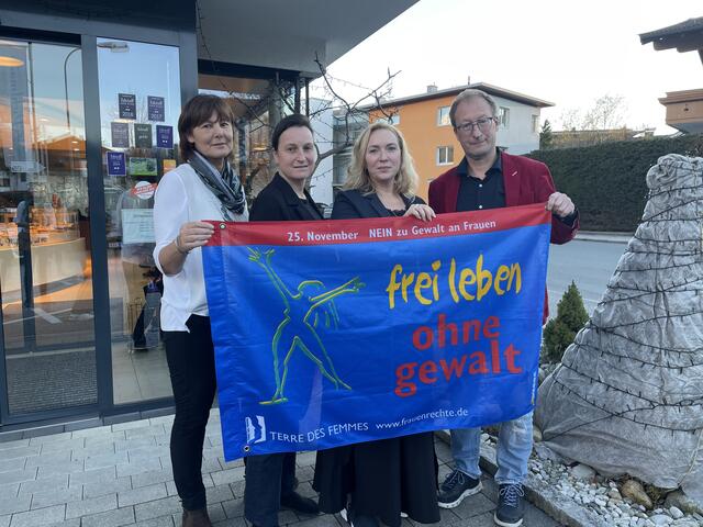 Rosina Kirchner, Marion Herzog, Barbara Thöny und Uwe Höfferer trafen sich anlässlich der "16 Tage gegen Gewalt an Frauen und Mädchen." | Foto: Magdalena Pfeffer