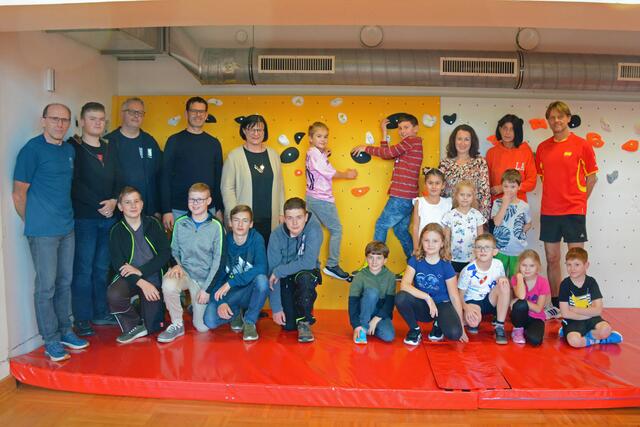 Bei der Eröffnung der neuen Boulderwand in der Volksschule Zwettl: Christian Strobl, Jonas Lindenbauer, Reinhard Gundacker, Hannes Meisner, Vizebürgermeister Andrea Wiesmüller, Raphael Preiss und Maximilian Resch (auf der Boulderwand), Direktorin Daniela Gaishofer, Birgit Weber und Gerald Gundacker (hinten) sowie Nico Müller, Lukas Klemmer, Julian Steinbauer, Tobias Mold, Niklas Anderl, Emma Ring, Jonas Sillipp, Jessica Blauensteiner und Jonas Ritter (vorne) und Ümmi Kocaman, Elena Mayer und Benjamin Kellner (2. Reihe, rechts). | Foto: Stadtgemeinde Zwettl