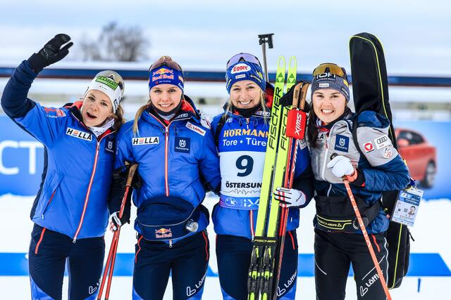 Lisa Hauser (2. v. re.) freute sich im Kreis ihrer Teamkolleginnen über die Top-Platzierung in Östersund. | Foto: Nordic Focus