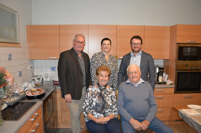 Gratulationen zum 60. Hochzeitstag: Gemeinderat Harald Latzko, Vizebgm. Elisabeth Schneller  und Bgm. Daniel Ziniel (hinten), Margareta und Hermann Schwarz (vorne) | Foto: Gemeinde Badersdorf