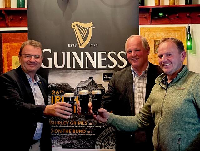 Können den Botschafter Irlands, Eoin O´Leary, beim Irish Christmas Festival begrüßen und Guinness vom Fass anbieten: Hannes Heide, der den Konzertabend nach Bad Ischl bringt, Brau Union-Verkaufsleiter Wolfgang Leitner und Jochen Hass vom Stehbeisl. | Foto: Heide