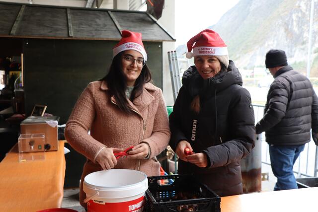 Am Eingang wurden die Maroni frisch zubereitet. | Foto: Celina Leitner
