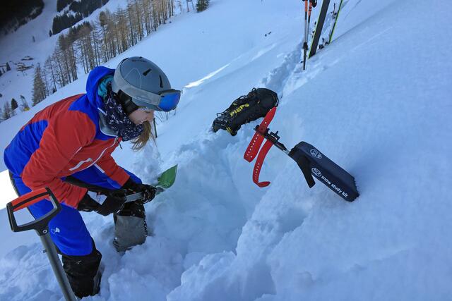 Bestmögliche Sicherheit in den Bergen entsteht durch einer Kombination aus Lawinenbericht, Eigenverantwortung und Kenntnisse über die Ausrüstung wie zum Beispiel das Lawinenverschüttetensuchgerät (LVS). | Foto: Land Salzburg/Butschek