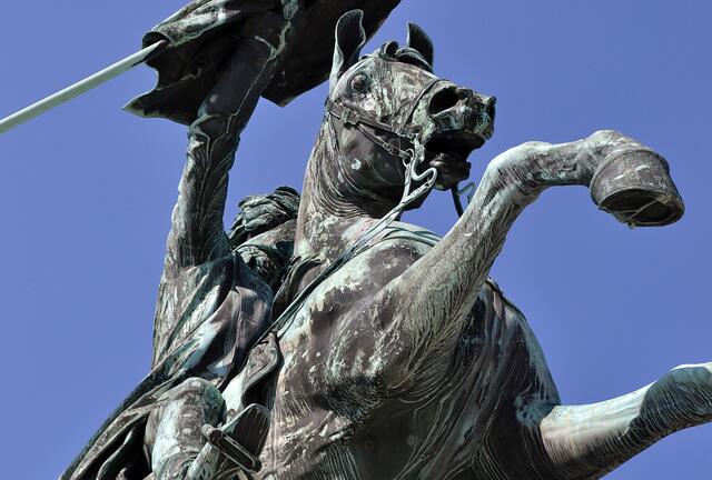 Besonderheit ist die Statue des Erzherzog Karl, da diese trotz ihres Gewichts von über zehn Tonnen, nur auf den Hinterbeinen des Pferdes steht. 