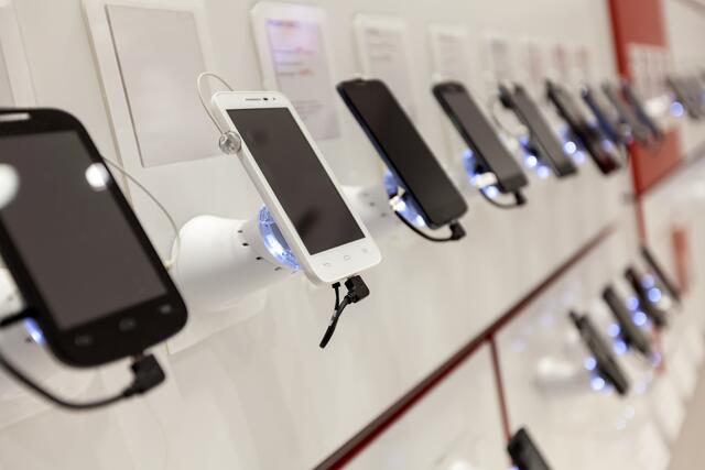 Die Täter öffneten in einem unbeobachteten Moment gewaltsam die Vitrine und entnahmen die Mobiltelefone. | Foto: stock.adobe.com/dechevm (Symbolfoto)