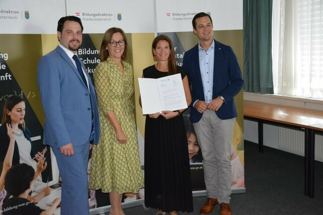 Schulqualitätsmanager Albin Anton Schuller, Brigitte Schuckert, Barbara Karches und Bildungsdirektor Karl Fritthum bei der Überreichung des Ernennungsdekrets | Foto: Mittelschule Hainburg