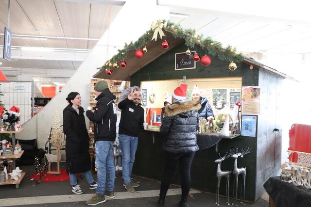 Beim Grissemann in Zams wurde der Advent feierlich eingeweiht. | Foto: Celina Leitner