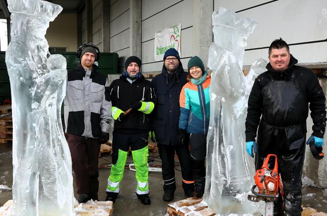 Chef des Eisschnitzteams ist Kimmo Frosti (3.v.l.) | Foto: Gerhard Langmann