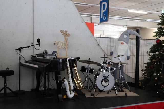 "Zwoatakt" begleitete den Adventmarkt musikalisch. | Foto: Celina Leitner
