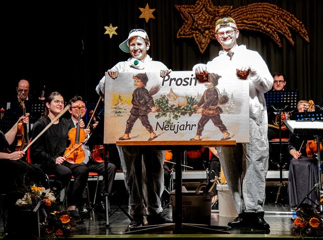 doe Philharmonia Steiermark wünscht "Prosit Neujahr". | Foto: Johann Zugschwert