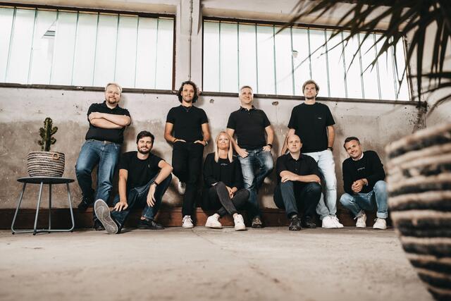 Dieses Gruppenfoto zeigt die Mitarbeiter von "let's get social by fraebitute" und SweetPopcorn.Studio. | Foto: SweetPopcorn.Studio X let’s get social by fraebitude