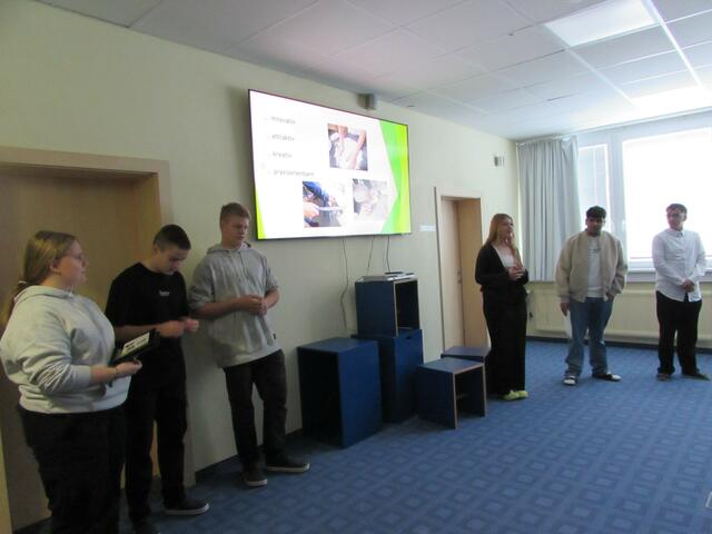 Die Schüler:innen der PTS Prutz stellten am Beginn der Schulführung die wichtigsten Inhalte vor. 