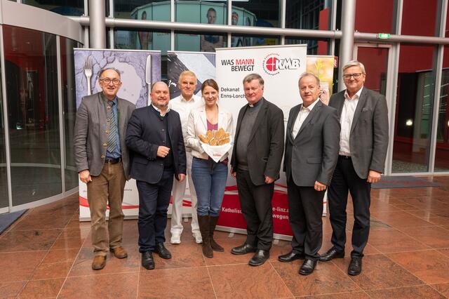 V.l.: Franz Landerl, Florian Schützenhofer, Peter Augendoppler, Regina Augendoppler, Bischof Manfred Scheuer, Dechant Werner Grad und Johannes Hofer | Foto: Thomas Markowetz