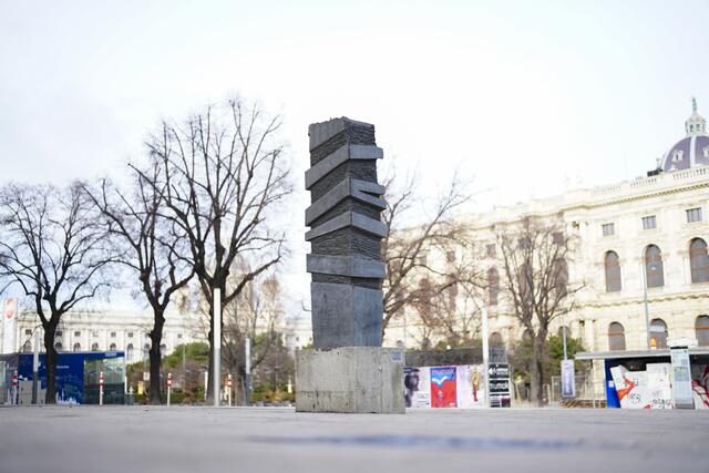 Seit 2003 steht das Denkmal auf dem Platz der Menschenrechte. Jetzt wird es unter Denkmalschutz gestellt.  | Foto: apapicturedesk.at
