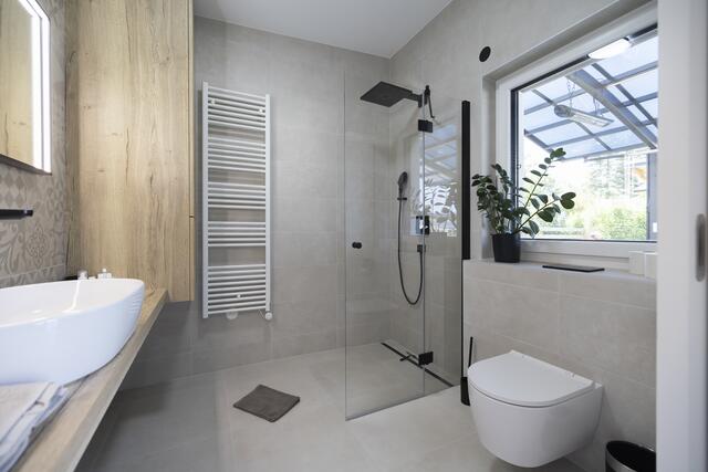 Ausstattung: modernes, helles Badezimmer mit Regendusche ... | Foto: Robert Brünner