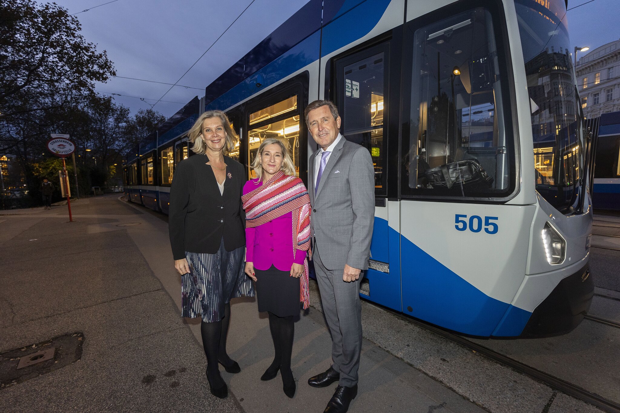 Public transport: Badner Bahn runs to Wiener Neudorf even at night - ...