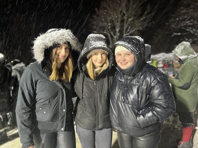Anita, Jana und Marie ließen sich die Stimmung vom Wetter nicht verderben. | Foto: RegionalMedien Salzburg
