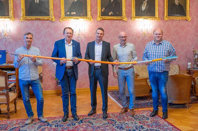 (v.l.n.r.) Christian Eigenbauer (technischer Projektleiter kabelplus), Bürgermeister Matthias Stadler, kabelplus-Geschäftsführer Gerhard Haidvogel, Martin Almesberger (Privatkundenvertrieb kabelplus), Martin Seidl (Leiter Netze Planung und Errichtung kabelplus) | Foto: AdobeStock_Silvano Rebai