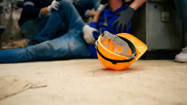 Als ein Arbeiter heute Reparaturarbeiten auf einer Baustelle durchführen wollte, stürzte dieser von der Leiter, da sich Eis gebildet hatte. | Foto: stock.adobe.com/1st footage (Symbolfoto)