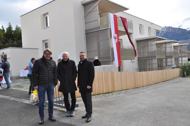 GF Hannes Gschwentner, Pfarrer Albert Markt und Bgm Martin Kapeller vor der neuen Wohnanlage am Sonnenweg.